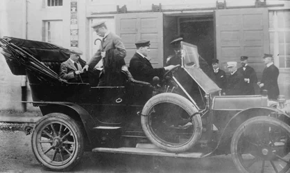 Walesin prinssi Zeppelinissä työskentelee Friedrichshafenissa, 1913